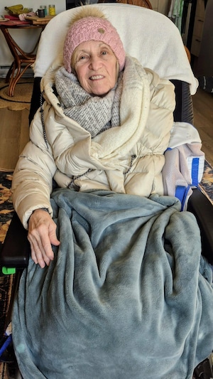 Andréa Paradis dans une chaise roulante, dans sont appartement à Rimouski.
