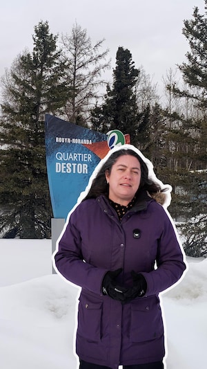 Montage photo où on voit Annie-Claude Luneau avec en arrière-plan la pancarte du quartier Destor en hiver.   