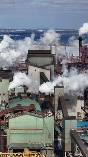 Images aériennes (drone) de l'aciérie d'ArcelorMittal Dofasco sur la rive du lac Ontario à Hamilton.
