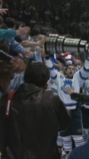 Un joueur des Saguenéens soulève le trophée Gilles-Courteau.
