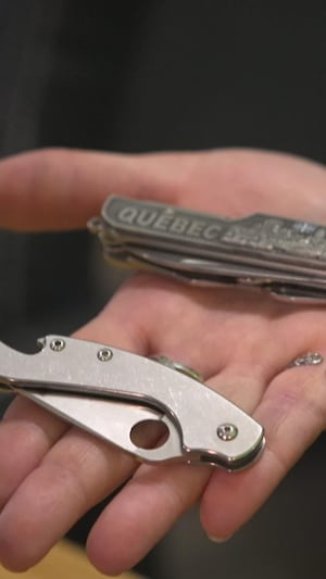 Une main avec deux lames de poche