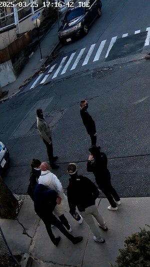 Une étudiante turque propalestinienne, Rumeysa Ozturk, a été arrêtée et menottée en pleine rue mardi, à Somerville, au Massachusetts. Elle a ensuite été envoyée dans un centre de détention en Louisiane.