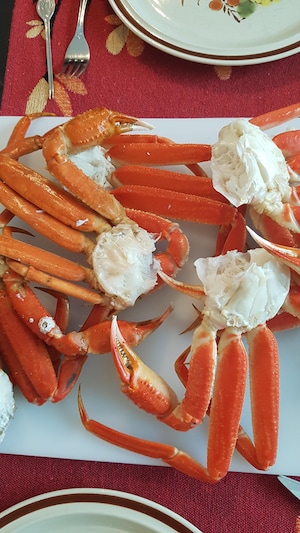 Des crabes des neiges cuits posés sur une planche à découper.