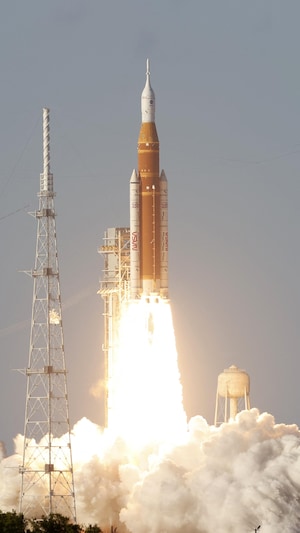 La fusée de la mission Artémis II a décolle.