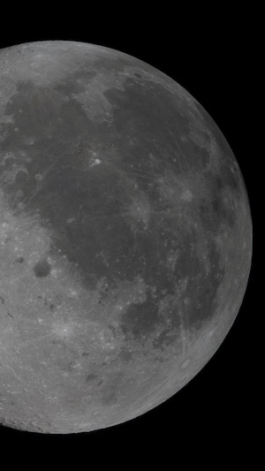 Image de la Lune comportant quelques taches.