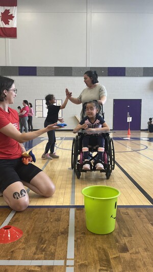 Des élèves à mobilité réduite participent à une épreuve d'athlétisme adapté.