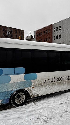 Un petit autobus.