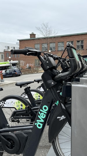 Une borne de vélos électriques en haute-ville de Québec. 