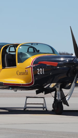 L'un des nouveaux avions CT-102B Astra II des Forces armées canadiennes sur la base militaire de Moose Jaw, en Saskatchewan, le 20 avril 2026.