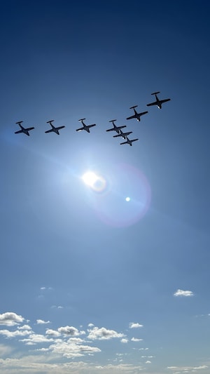 Les avions des Snowbirds dans le ciel de Moose Jaw, en Saskatchewan, le 17 octobre 2025.