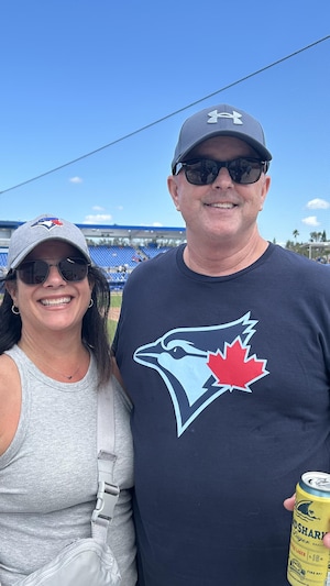 Holly et Tom Jackson posent tout sourires à l'intérieur du TD Ballpark.