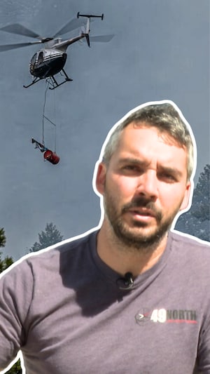 Bastien Fleury devant un hélicoptère, à Campbell River.