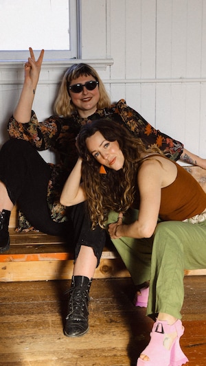 Les auteures-compositrices-interprètes du groupe Beau Nectar, éemi et Marie-Clo, au printemps 2026.