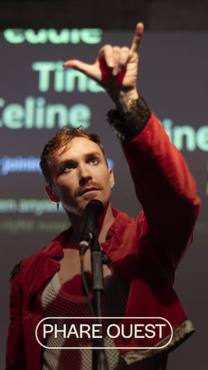 Lukas Malkowski combinant sur la scène langue de signes américaine (ASL), voix et mouvement pour Microphone Controller.