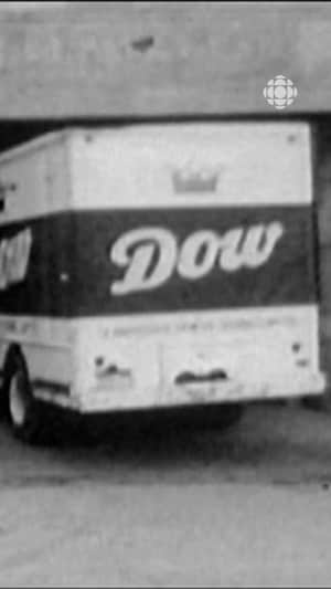 Derrière d'un camion de la brasserie Dow.