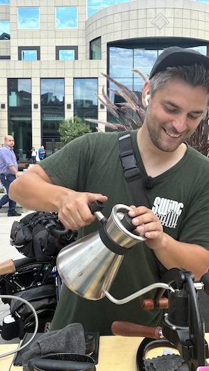 Anthony Galvin-Bisson verse du café dans sa machine.
