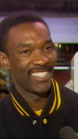 Un membre de l'équipe de bobsleigh jamaïcaine se fait interviewer. 