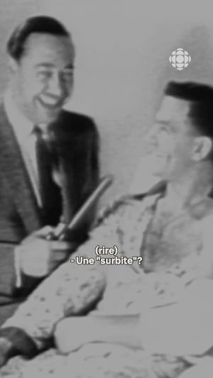 Le joueur du Canadien de Montréal Bernard « Boum Boum » Geoffrion, blessé dans un lit d'hôpital, se fait interviewer par le journaliste Michel Normandin.