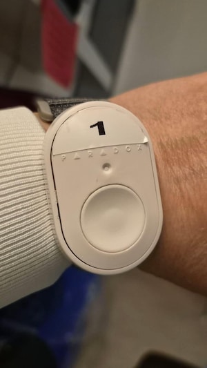 Un bracelet de sécurité qui permet à son utilisateur d'appeler à l'aide en cas de besoin