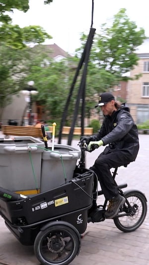 Il est sur son vélo.