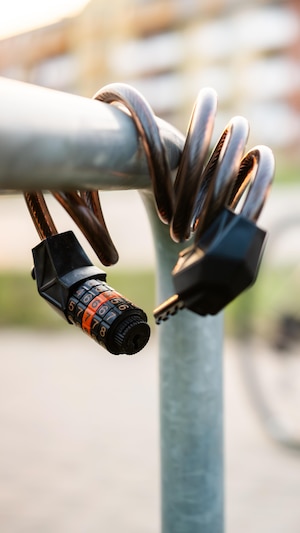 Un cadenas pend sur un rack à vélo.
