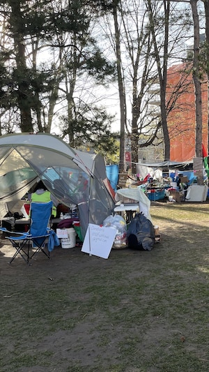 Des tentes à l'Université d'Ottawa.