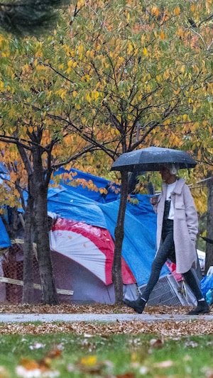 Un campement de tentes dans un parc de Toronto.