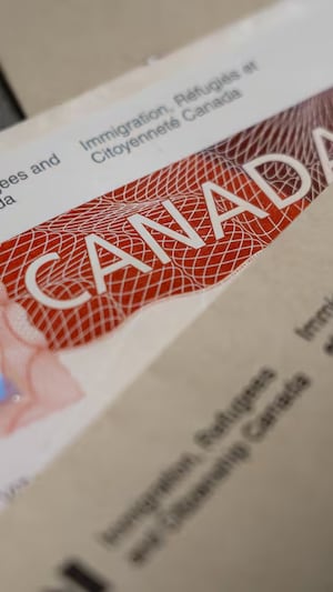 Des documents d'Immigration, Réfugiés et Citoyenneté Canada sont sur une table.