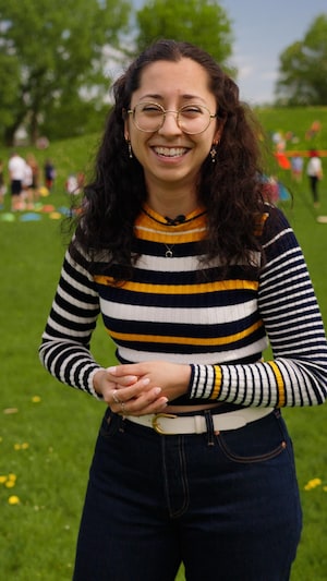 Une femme debout dans un parc