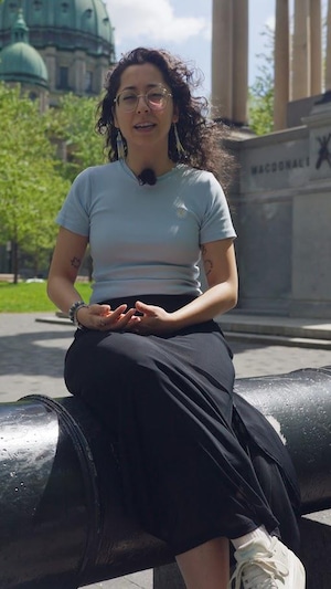 Carling Sioui assise dans un parc.