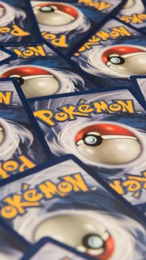 Un nombre important de cartes Pokémon à l'envers.