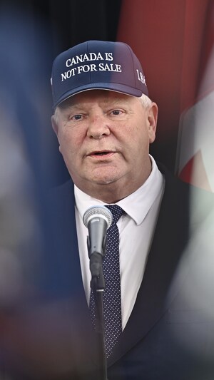 Doug Ford avec une casquette « Le Canada n'est pas à vendre ».