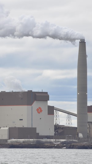 De la fumée s'échappe de la cheminée de la centrale thermique de Belledune.