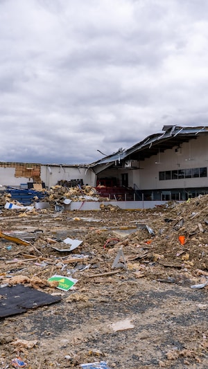 Le toit d'un bâtiment s'est effondré. Les débris n'ont pas été ramassés.
