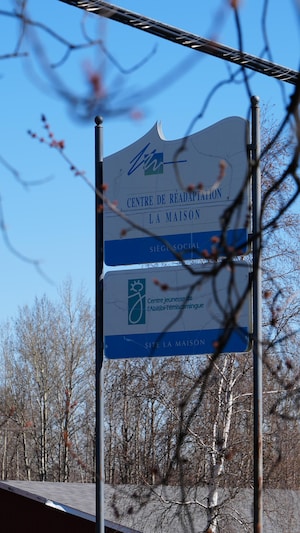 Le panneau annonçant le Centre de réadaptation La Maison et le Centre jeunesse de l'Abitibi-Témiscamingue.