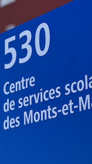 Une pancarte indiquant «Centre de services scolaire des Monts-et-Marées».