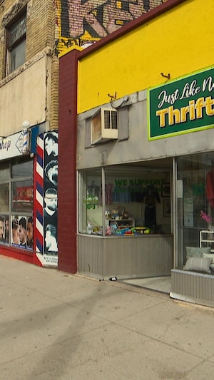 Une façade d'entreprise sur l'avenue Portage à Winnipeg en début mai 2026.