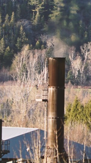                                Une cheminée d'une usine à charbon.