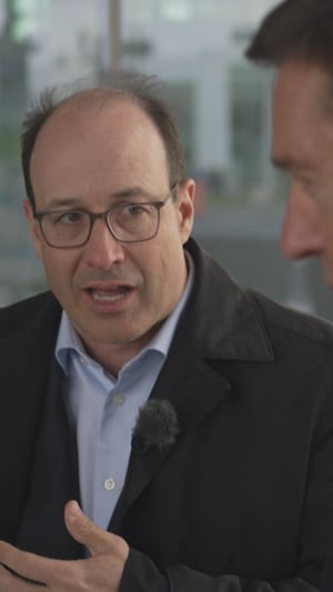 Le REM poursuit son expansion vers l’ouest de Montréal, avec l’ouverture de quatre nouvelles stations. Lancé en 2018, le projet de près de 9 milliards de dollars transporte déjà jusqu’à 100 000 passagers par jour malgré certaines pannes. Et alors que la crise des infrastructures s’aggrave, La Caisse veut jouer un rôle accru dans le développement des transports, des ports et des routes.