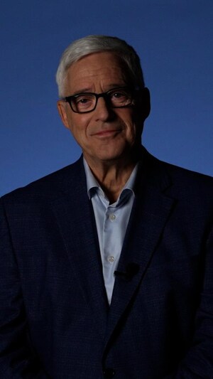 Charles Tisseyre est assis en studio et il regarde l'objectif de la cam&eacute;ra.