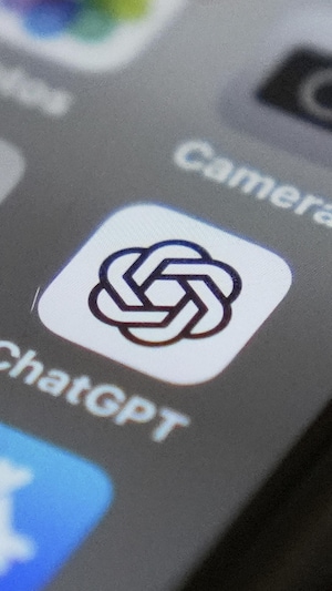 L'icône de ChatGPT apparaît sur l'écran d'un téléphone.