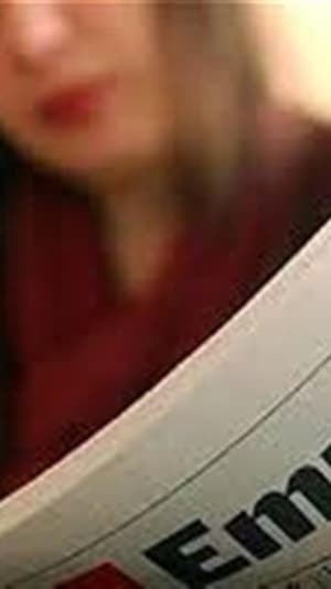 Une femme consulte les offres d'emploi dans un journal.