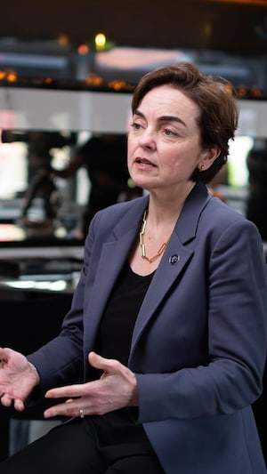 Christine Fréchette en entrevue dans un restaurant.