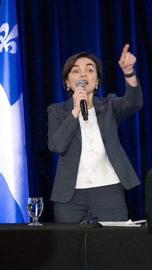 Christine Fréchette prend la parole lors d'une réunion.