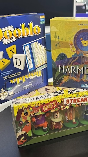 Les boîtiers des trois jeux, côte à côte, sur une table.