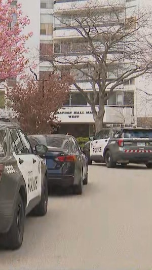 Des véhicules de la police de Toronto devant un immeuble dimanche après-midi dans le quartier de North York.