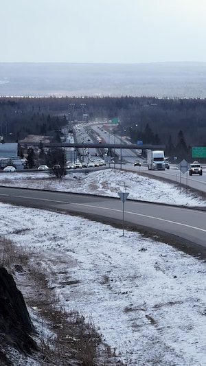 Des automobiles font la file sur l'autoroute 85.