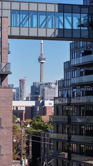Images aériennes (drone) du centre-ville de Toronto, la Tour CN flanquée d'immeubles en copropriété du quartier Parkdale.