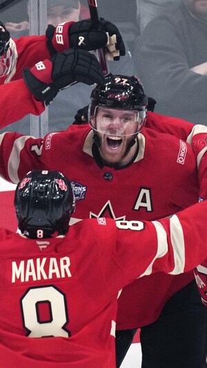 Connor McDavid est entouré de coéquipiers.