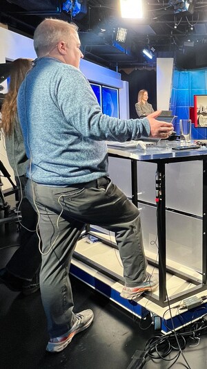 Sébastien St-François pose une question à des figurants lors de la répétiton du débat en franâis.